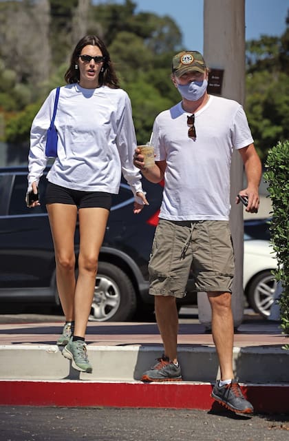 Con DiCaprio –que sigue usando barbijo– en Santa Bárbara, a la salida de un café.