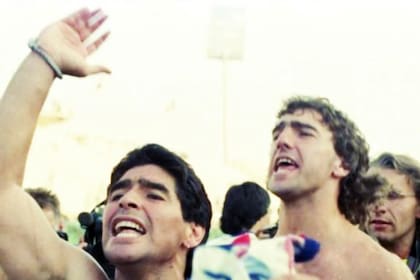 Con Diego Maradona en la inolvidable Copa de Italia '90; Lorenzo fue titular en el debut con Camerún, ingresó ante URSS y volvió a jugar de entrada en la fnal, con Alemania