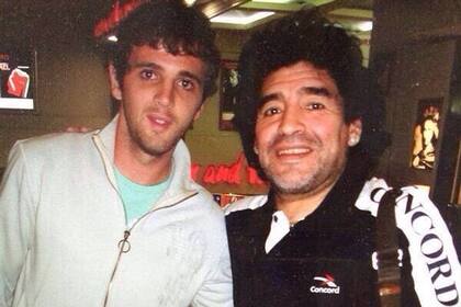 Con Diego Maradona, en una típica foto pedida al paso.