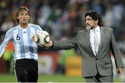 Con Diego Maradona, que lo dirigió en el Mundial 2010
