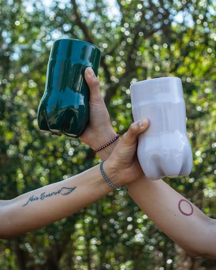 Con diferentes colores, la Recortada es una jarra de acrílico para el verter el fernet
Foto: INSTAGRAM / @recortada.unica