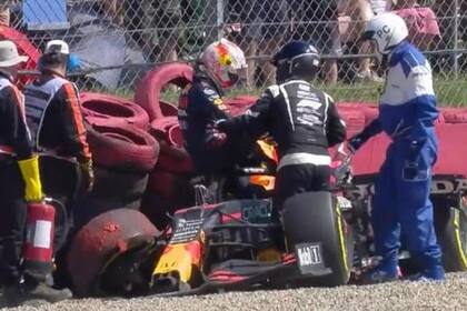 Con dificultades, y asistido por los auxiliares en Silverstone, Max Verstappen se baja del Red Bull; el neerlandés pasaría por un hospital para verificar que estaba bien.