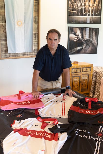 Con distintas camisetas de Chapa II, incluidas las más actuales y usadas en la Triple Corona 2024