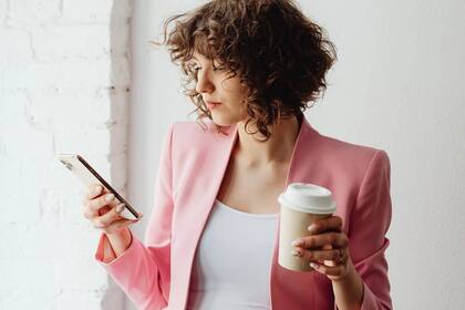 Con diversos código se puede acceder a configuraciones en el celular (Foto Pexels)