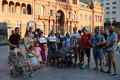 Con dos bebés nacidos hace pocos meses en la Argentina, varias familias de origen ruso se manifestaron esta tarde delante de la Casa Rosada