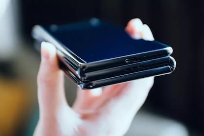 Con dos bisagras el diseño de TCL logra una pantalla más grande, pero también un dispositivo más grueso