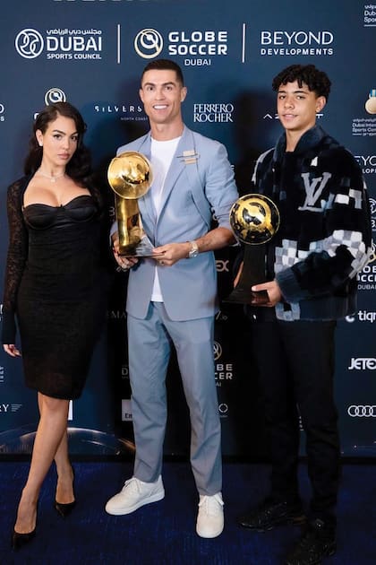 Con dos reconocimientos en mano, Cristiano rodeado por el amor de su mujer y su hijo.