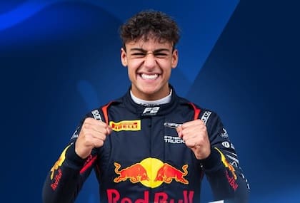 Con dos victorias, el británico-sueco Lindblad marcha en el tercer puesto del campeonato de Fórmula 2; lleva un tiempo en el paraguas de la organización Red Bull.