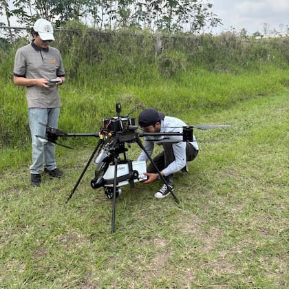 Con drones y distintas herramientas que miden las luz se realiza el análisis aéreo que permite la identificación de las fosas.