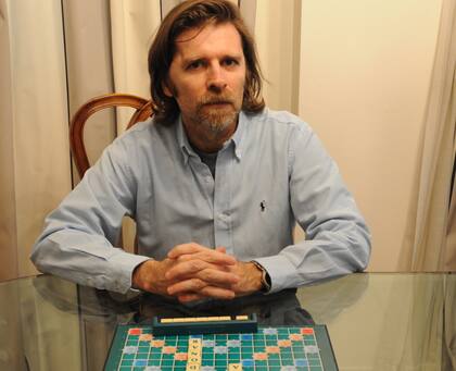 Con el antecedente de haber resuelto miles de crucigramas en aquellos días donde todo era tristeza, pensó en la posibilidad de comenzar a jugar al scrabble.