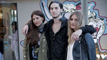 Con el apoyo de sus hermanos Cande y Fran, Mica celebró la llegada de Ginebra a Punta del Este