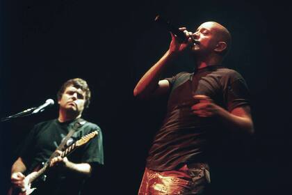 Con el Bahiano en Plaza de Mayo, en 1999, tocando para las Abuelas