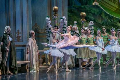 Con el Ballet Estable del Teatro Colón, en el "Adagio de la Rosa", de la "La Bella Durmiente", su parte favorita de un clásico que la hace feliz