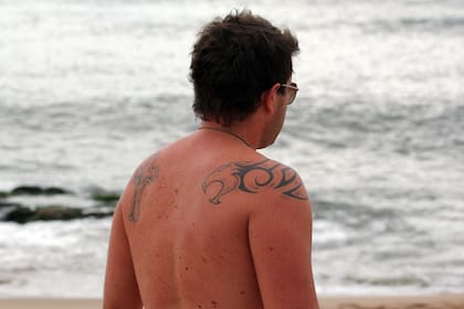 Con el bronceado, resaltan los tatuajes
