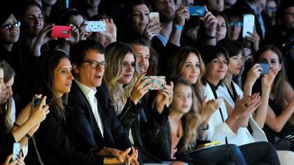 Con el celular en la mano. En el desfile de los zapatos de Guille Valdes, Micaela Tinelli no se perdió nada y se llevó varios momentos en imágenes