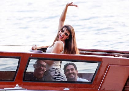 Horas antes, Úrsula Corberó llegaba a la conferencia de prensa con el Chino Darín, casi escondido en el barco. Ella se mostró muy alegre y saludó a todos los fotógrafos presentes