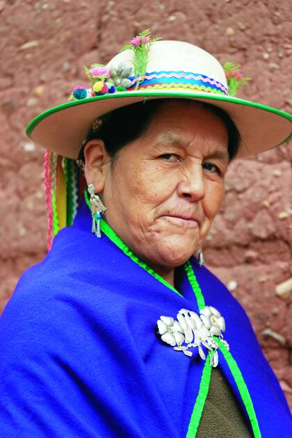 Con el color de las tradiciones, Martina recibe a los turistas en su casa del Valle Colorado dispuesta a compartir historias y creencias