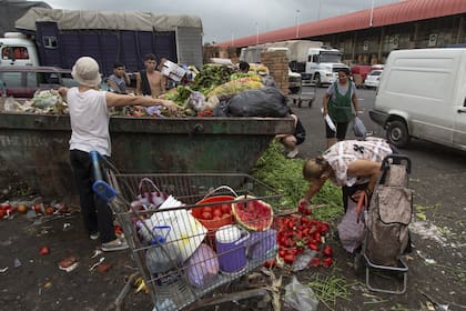 Con el correr de los minutos, el carro de Valeria se va llenando con diferentes variedades de frutas y verduras que busca en todos los volquetes del Mercado Central
