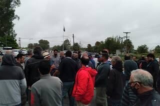 Cortaron una ruta nacional para que los dejen regar sus cultivos