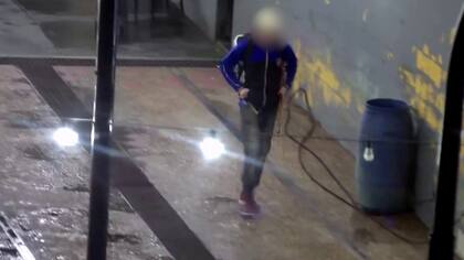 Con el cuchillo en la mano, el delincuente intenta escapar por las calles luego de cometer el robo en Almagro