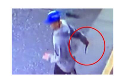 Con el cuchillo en la mano, el ladrón fue captado por las cámaras de seguridad del lugar