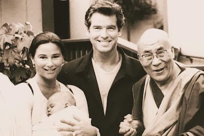 Con el Dalái Lama y Dylan, el primer hijo de la pareja, en brazos.