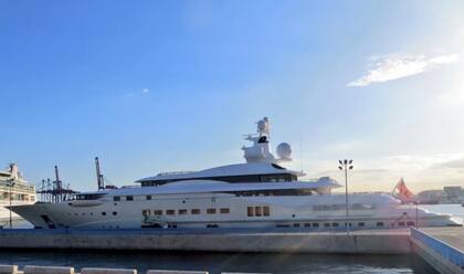 Con el dinero de sus clientes, Schiff contrató un yate y una villa en Grecia para sus vacaciones