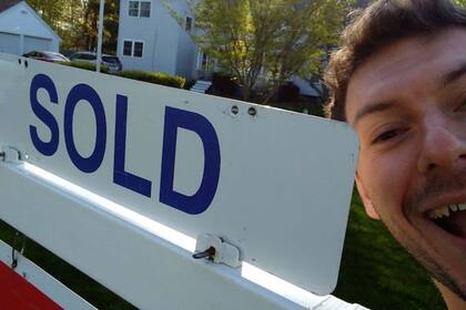 Con el dinero que ahorró de alquiler, Brandon pagó sus préstamos estudiantiles y pudo comprar una casa