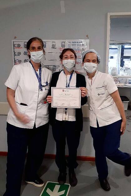 Con el diploma de reconocimiento por su voluntariado, Clara Paladino se despidió del hospital solidario