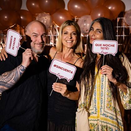 Con el director y guionista Lucas Gil y Carolina Peleritti, de quien se hizo muy amiga desde que compartieron elenco en 099 Central, la ficción de Pol-ka