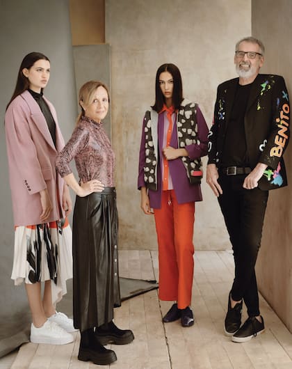 Con el diseñador Benito Fernández, Lucía con remera estampada (Benito), falda de cuero (Uma), botas de cuero (Chiarini). A la izq., saco de lana rosa (Cher), polera negra y falda plisada (Jazmín Chebar), zapatillas de cuero (Adidas), a la der., camisa con vivo rojo, saco violeta, chaleco de lana y pantalón recto (Benito), mocasines violetas (Mishka)