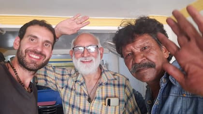 Con el dueño de un restaurante en Nueva Delhi