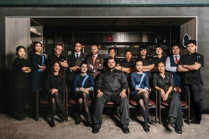 Con el equipo de Andō, el restaurante que a los cinco meses de la apertura recibió su primera estrella Michelin