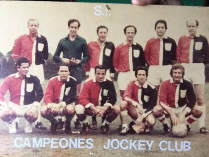 Con el equipo de futbol del Jockey Club. El dueño de la pelota, claro