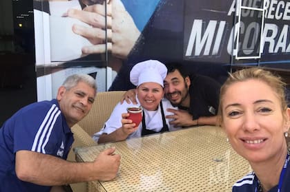 Con el equipo de trabajo que no suele verse de la selección, en una gira.