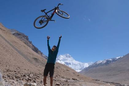 Con el Everest, de fondo, donde ascendió con la bicicleta