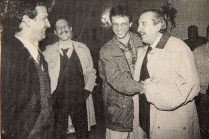 Con el expresidente Raúl Alfonsín, Nik y Carlos Ladavaz en la comida de despedida de un colaborador de LA NACION
