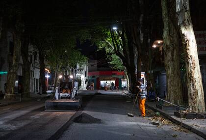 Con el foco puesto en mejorar la movilidad y la seguridad vial, las tareas previstas incluyen: repavimentaciones integrales; nivelaciones y renovaciones de asfalto; reparaciones de losas de hormigón y recolocación de adoquines; mejoras en señalización y demarcación horizontal, entre otras, como ocurre en Jerónimo Salguero, del 1300 al 3800 (Gentileza Gobierno de la Ciudad)