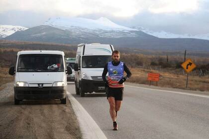 Con el fonfo de la cordillera nevada Sciurano avanza en la ultramaratón por Tierra del Fuego