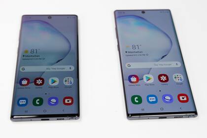 Con el Galaxy Note 10 a la izquierda y el Galaxy Note 10 Plus a la derecha, la compañía surcoreana mantiene su apuesta en los celulares gigantes con stylus