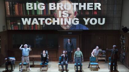 Con el Gran Hermano en pantalla gigante, estrellas en ascenso sobre el escenario y un éxito editorial que ya cumplió 68 años, la fórmula no puede ser más que exitosa