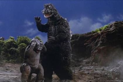 Con El Hijo de Godzilla (1967), de Jun Fukuda, la comedia y el tono infantil empezó a formar parte de la historia. Godzilla castiga a su hijo por no saber usar su aliento atómico