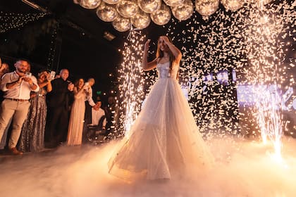 Con el hit “I’m Good” de David Guetta y Bebe Rexha, la quinceañera hizo su entrada triunfal. “Fue una fiesta increíble, la disfruté toda la noche”, dijo Olivia en exclusiva para ¡HOLA! tras brindar con sus invitados.