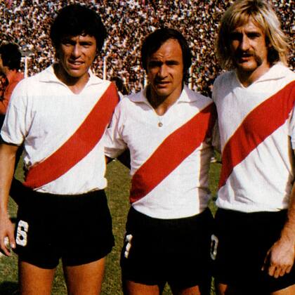 Con el Kaiser arella y Pinino Mas en el River campeón de 1975