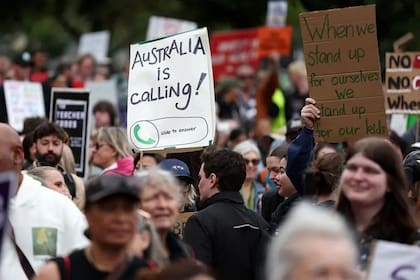 Con el lema "Australia nos llama", trabajadores de la educación y la salud advierten al gobierno neozelandés de que sus bajos salarios les empujan a emigrar
