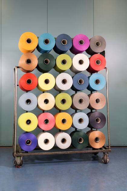 Con el material recuperado se generan hilos para tejer los nuevos textiles.