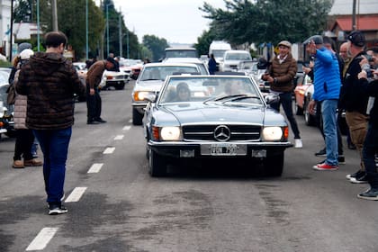Con el Mercedes 280 de 1976, Dotto y su copiloto, Florencia Heinze, son recibidos por la gente y funcionarios de la municipalidad de la Adea Spatzenkutter.