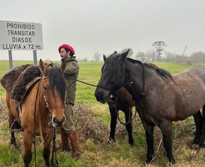 Con el mismo recorrido que Tschiffely, el joven realiza en promedio 30 kilómetros por día y va parando donde ve una tranquera abierta y gente de campo bien predispuesta a alojarlo