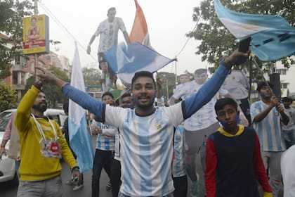Con el Mundial de Qatar, los argentinos descubrieron la pasión incontenible que despierta el fútbol argentino y en especial Leo Messi entre los fanáticos de Bangladesh y la India.
