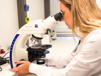 Con el nuevo esquema, se simplifican los trámites para productos de bajo riesgo y se mantienen controles estrictos para equipos de alta complejidad